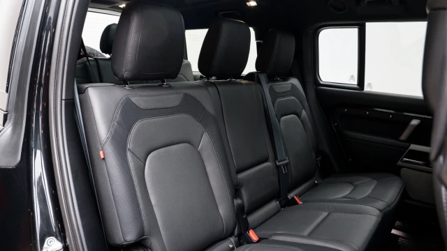 Land Rover Defender Image 7
