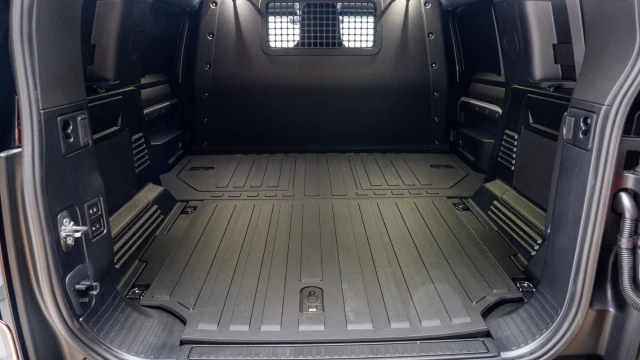 Land Rover Defender Image 7