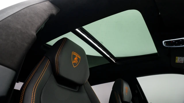 Lamborghini Urus Image 8