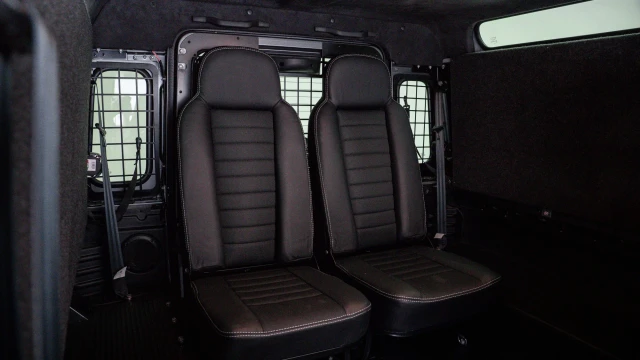 Land Rover Defender Image 8