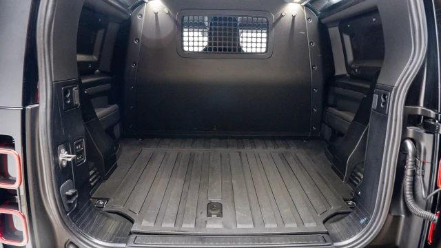 Land Rover Defender Image 8
