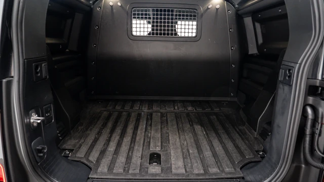 Land Rover Defender Image 7