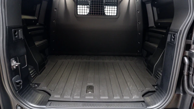 Land Rover Defender Image 7