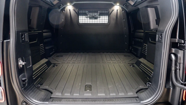 Land Rover Defender Image 7