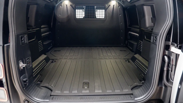 Land Rover Defender Image 7