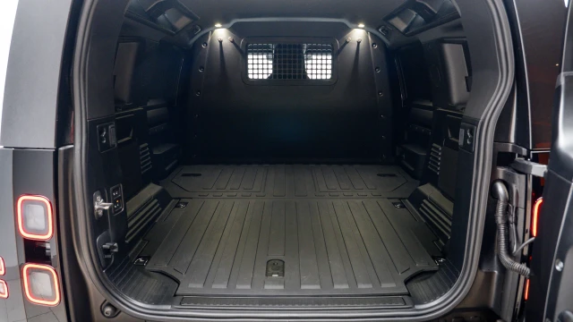 Land Rover Defender Image 7