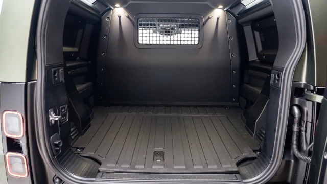 Land Rover Defender Image 7