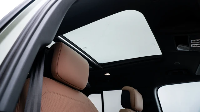Land Rover Defender Image 7
