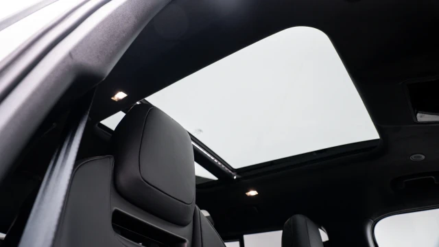 Land Rover Defender Image 7