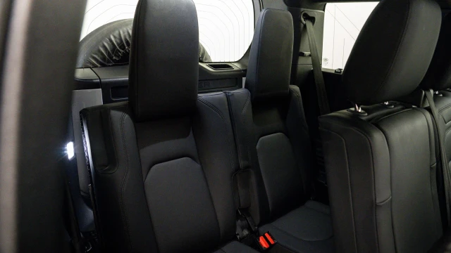 Land Rover Defender Image 7