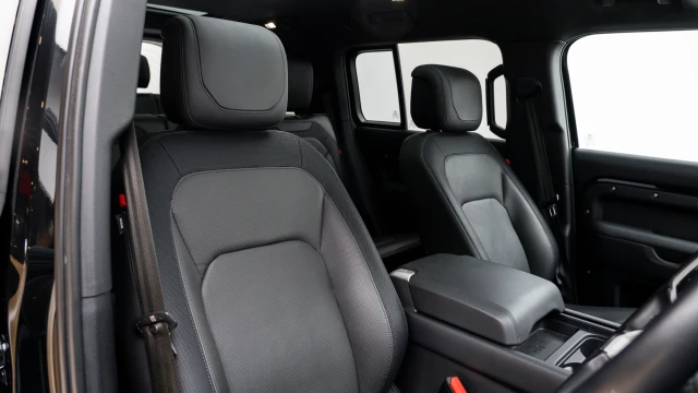Land Rover Defender Image 8
