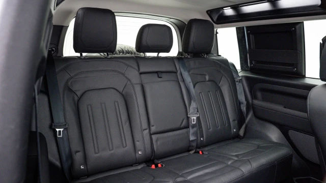 Land Rover Defender Image 7