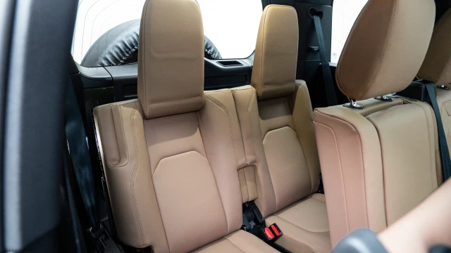 Land Rover Defender Image 8
