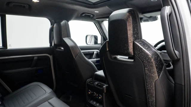 Land Rover Defender Image 8