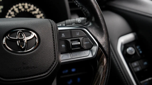 Toyota Land Cruiser Image 8