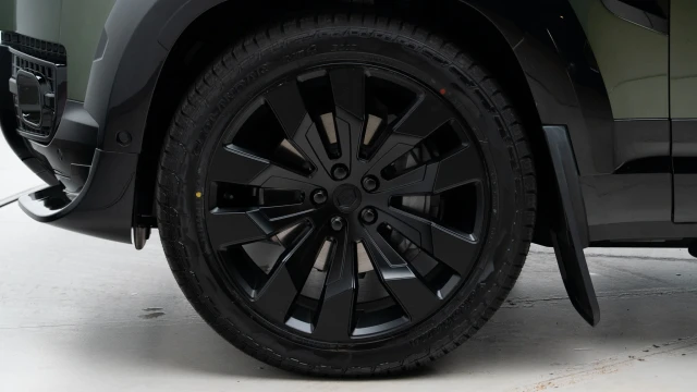 Land Rover Defender Image 6