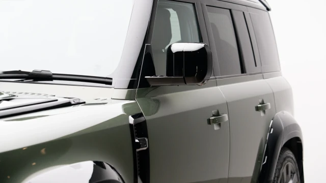 Land Rover Defender Image 7