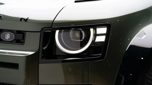 Land Rover Defender Image 8