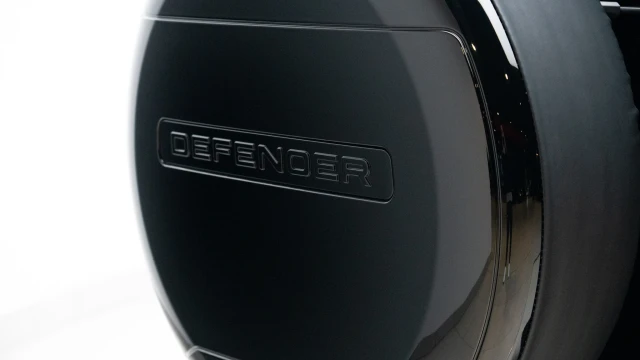 Land Rover Defender Image 8