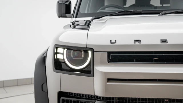 Land Rover Defender Image 8