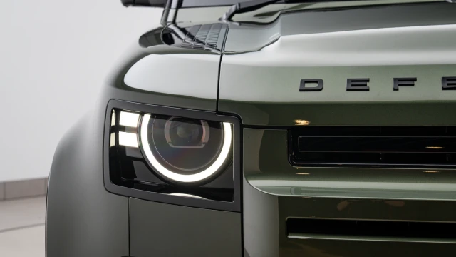Land Rover Defender Image 8