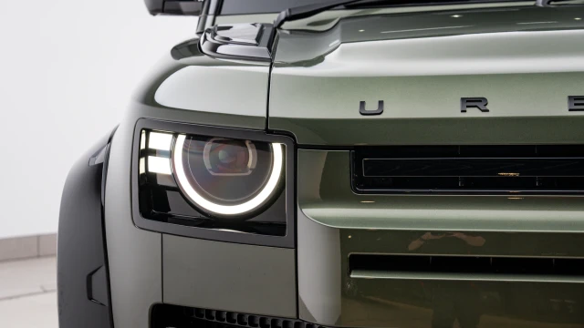Land Rover Defender Image 8