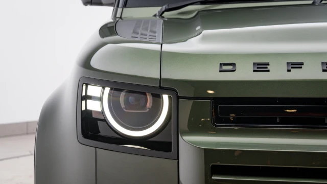 Land Rover Defender Image 8