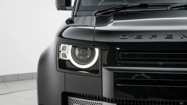 Land Rover Defender Image 8