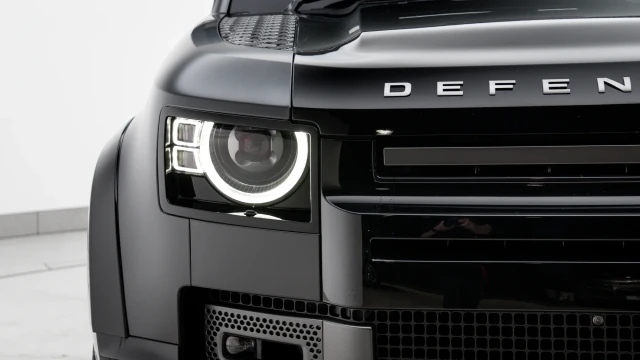 Land Rover Defender Image 8