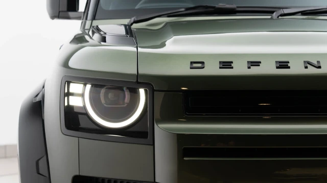 Land Rover Defender Image 7