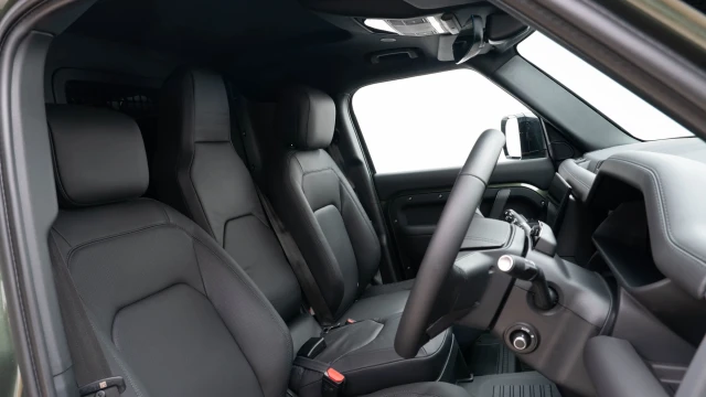 Land Rover Defender Image 3