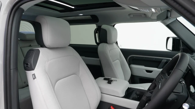 Land Rover Defender Image 3