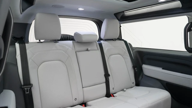 Land Rover Defender Image 7