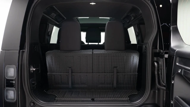 Land Rover Defender Image 8