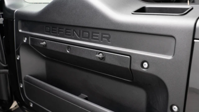 Land Rover Defender Image 7