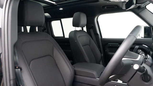 Land Rover Defender Image 3