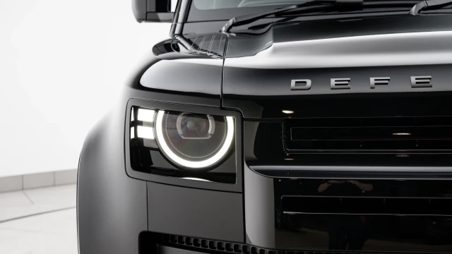 Land Rover Defender Image 8