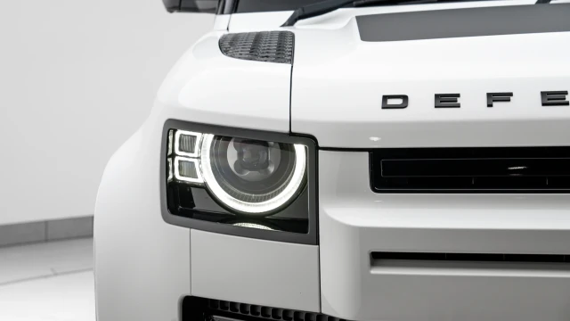 Land Rover Defender Image 8