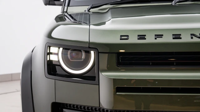 Land Rover Defender Image 7