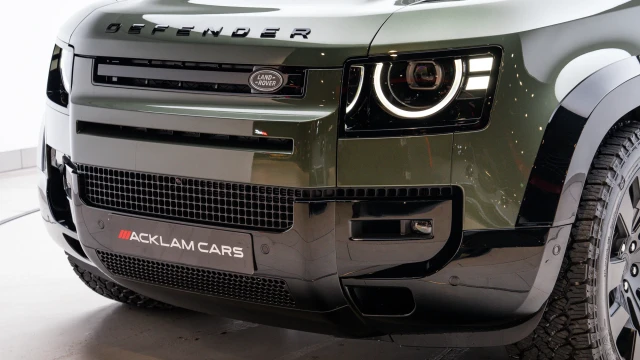 Land Rover Defender Image 8