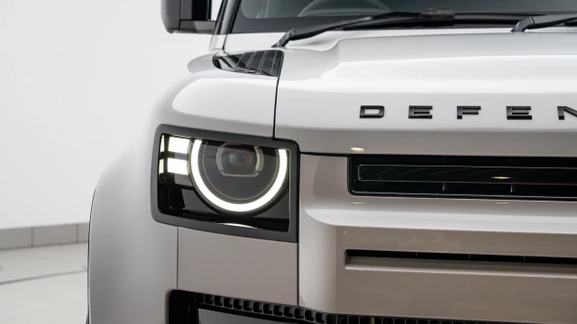 Land Rover Defender Image 8