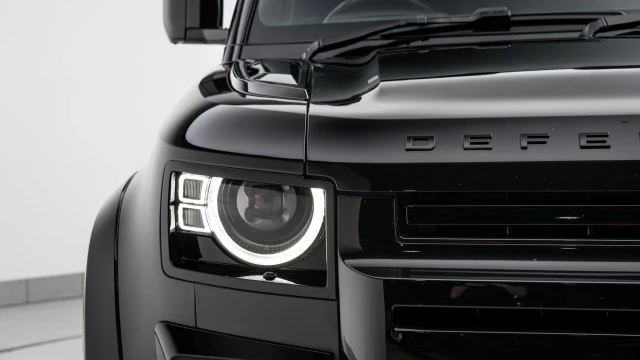 Land Rover Defender Image 7