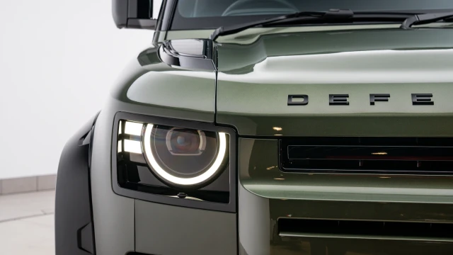 Land Rover Defender Image 7