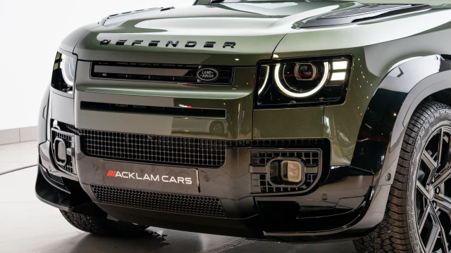 Land Rover Defender Image 8