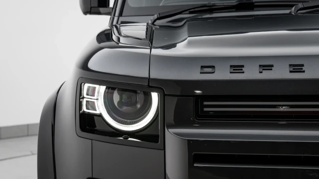 Land Rover Defender Image 8