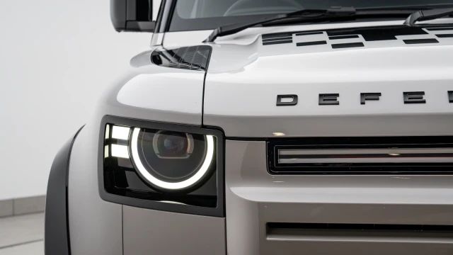 Land Rover Defender Image 8