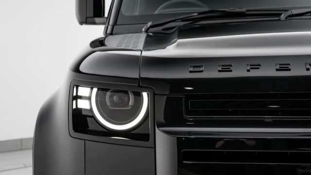 Land Rover Defender Image 8