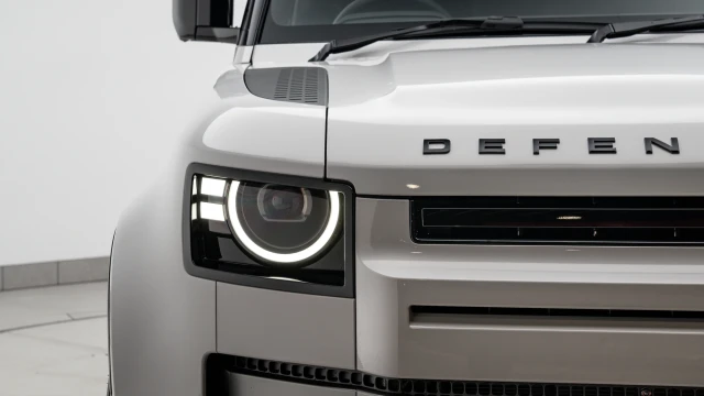 Land Rover Defender Image 8