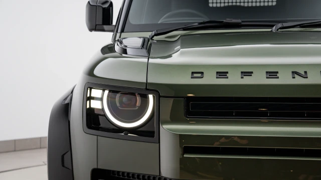 Land Rover Defender Image 8