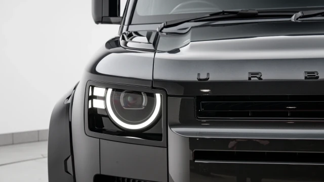 Land Rover Defender Image 8